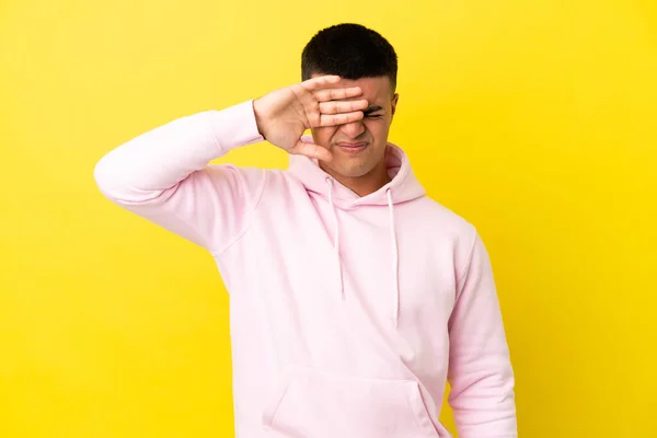 Jovem Homem Bonito Sobre Fundo Amarelo Isolado Com Expressão Cansada — Fotografia de Stock