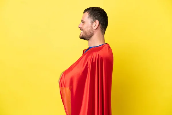 Süper Kahraman Brezilyalı Adam Sarı Arka Planda Yalıtılmış — Stok fotoğraf