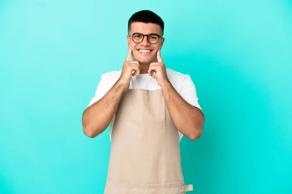 Restauracja Kelner Człowiek Nad Odizolowanym Niebieskim Tle Uśmiecha Się Szczęśliwym — Zdjęcie stockowe