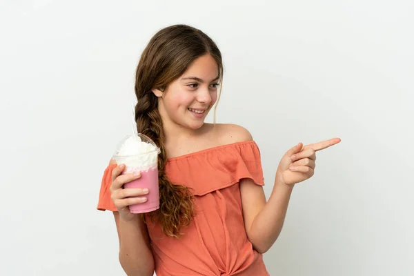 Liten Kaukasisk Flicka Med Jordgubbsmjölkshake Isolerad Vit Bakgrund Pekar Finger — Stockfoto