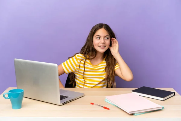 Niña Estudiante Lugar Trabajo Con Una Computadora Portátil Aislada Fondo — Foto de Stock