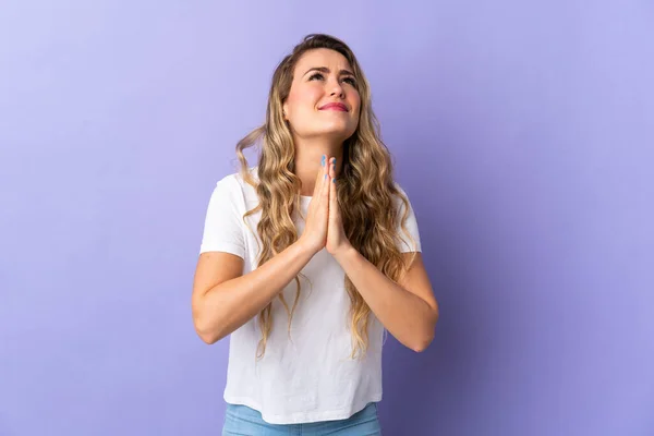 Jeune Femme Brésilienne Isolée Sur Fond Violet Maintient Paume Ensemble — Photo