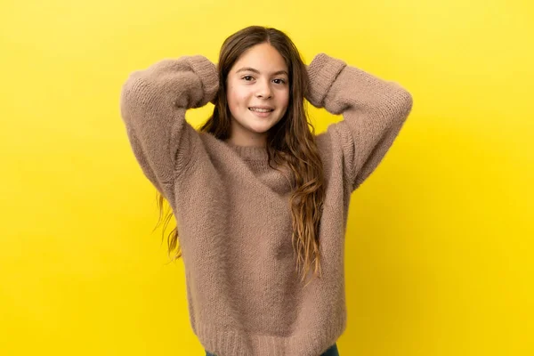 Klein Blank Meisje Geïsoleerd Gele Achtergrond Lachen — Stockfoto