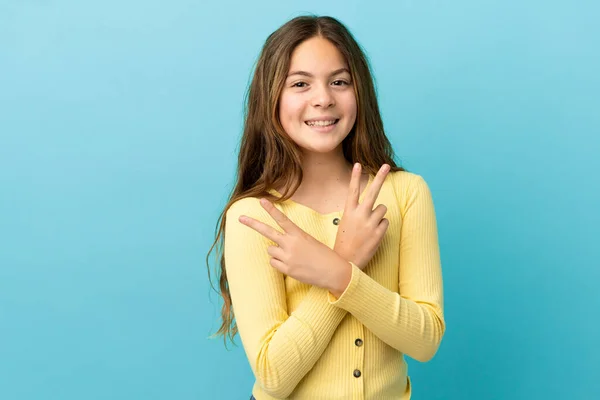 Pequeña Chica Caucásica Aislada Sobre Fondo Azul Sonriendo Mostrando Signo — Foto de Stock