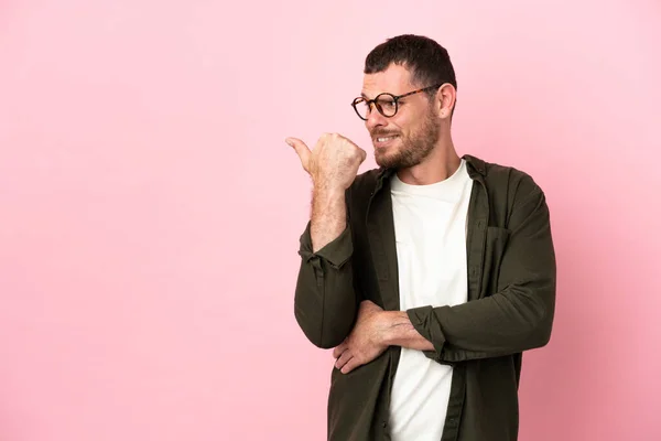 Young Brazilian Man Isolated Pink Background Pointing Side Present Product — Stock Photo, Image