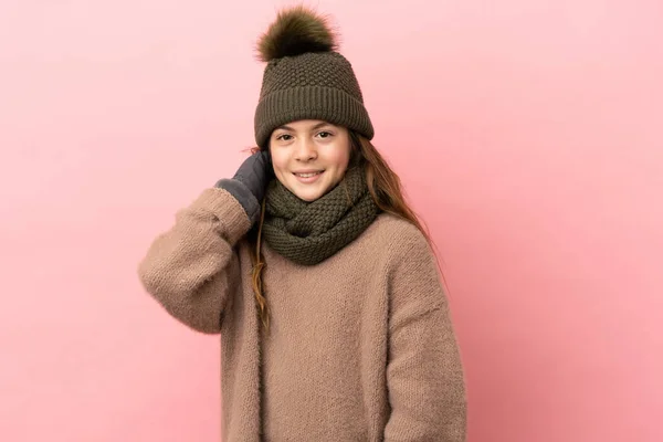 Liten Flicka Med Vinter Hatt Isolerad Rosa Bakgrund Skrattar — Stockfoto