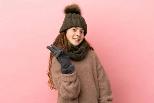 Menina Com Chapéu Inverno Isolado Fundo Rosa Sorrindo Mostrando Sinal — Fotografia de Stock