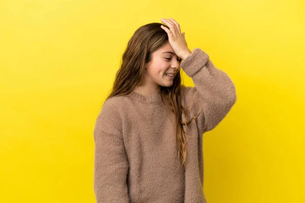 Kleine Kaukasische Mädchen Auf Gelbem Hintergrund Isoliert Hat Etwas Erkannt — Stockfoto