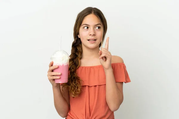 Liten Kaukasisk Flicka Med Jordgubbsmjölkshake Isolerad Vit Bakgrund Tänker Idé — Stockfoto