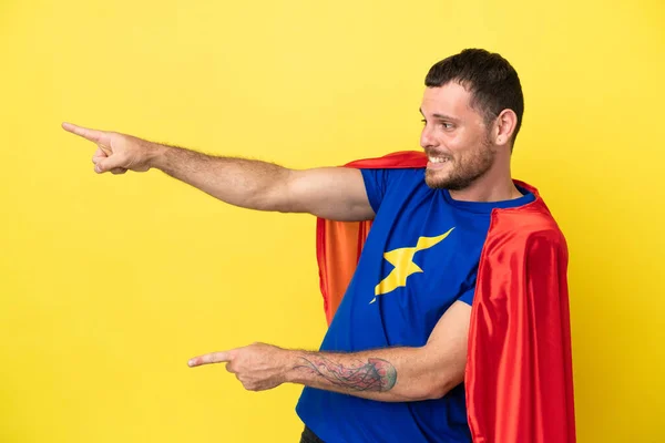Super Hrdina Brazilský Muž Izolovaný Žlutém Pozadí Ukazující Prstem Stranu — Stock fotografie