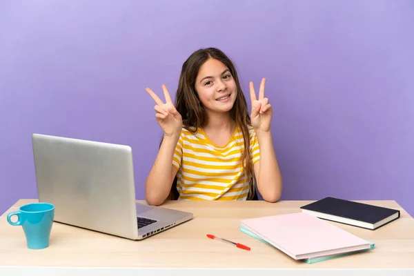 Niña Estudiante Lugar Trabajo Con Ordenador Portátil Aislado Fondo Púrpura — Foto de Stock