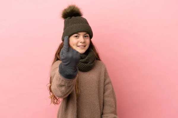 Kleines Mädchen Mit Wintermütze Isoliert Auf Rosa Hintergrund Dabei Kommenden — Stockfoto