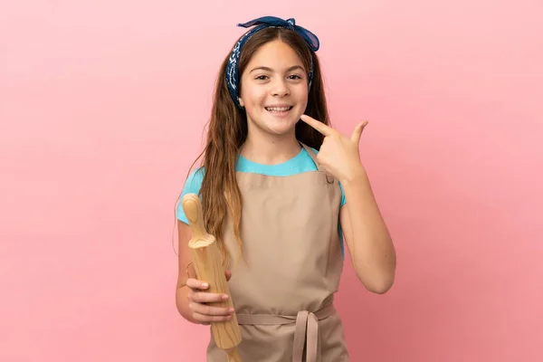 Menina Caucasiana Segurando Rolo Pino Isolado Fundo Rosa Dando Gesto — Fotografia de Stock