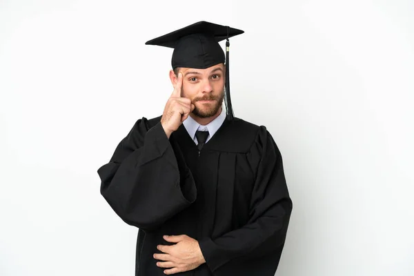 Junge Brasilianische Universitätsabsolventen Isoliert Auf Weißem Hintergrund Denken Eine Idee — Stockfoto