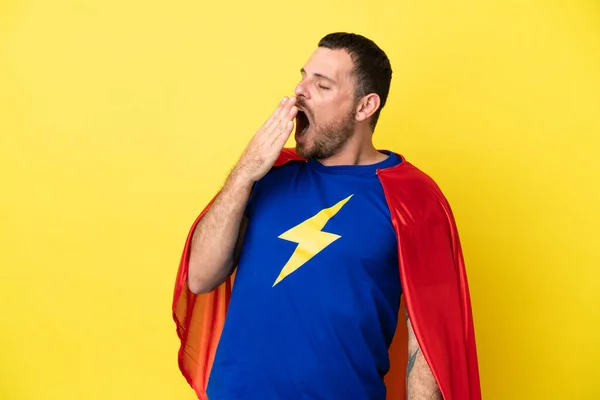 Super Hrdina Brazilský Muž Izolované Žlutém Pozadí Zívání Pokrytí Širokých — Stock fotografie