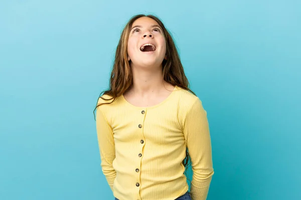 Mavi Arka Planda Izole Edilmiş Küçük Beyaz Kız Gülüyor — Stok fotoğraf