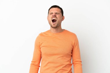 İzole edilmiş beyaz arka planda Brezilyalı bir adam ağzı açık bağırıyor.