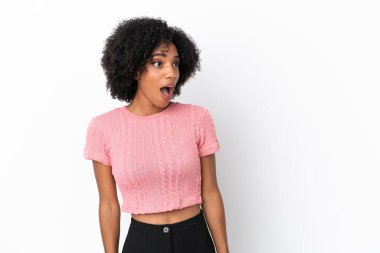 Beyaz arka planda izole edilmiş genç Afrikalı Amerikalı kadın yan tarafa bakarken sürpriz jest yapıyor.