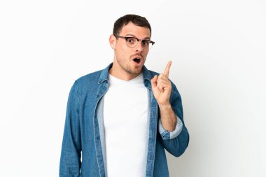 İzole edilmiş beyaz arka plan üzerinde Brezilyalı bir adam parmağını kaldırırken çözümün farkına varma niyetinde.
