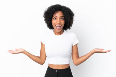 Beyaz arka planda izole edilmiş genç Afrikalı Amerikalı kadın şok olmuş yüz ifadesi ile