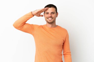 Brezilya 'lı erkek izole edilmiş beyaz arka planda mutlu bir ifadeyle selamlıyor.