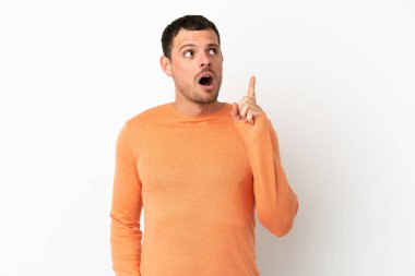 İzole edilmiş beyaz arka planı olan Brezilyalı bir adam bir fikir düşünüyor.