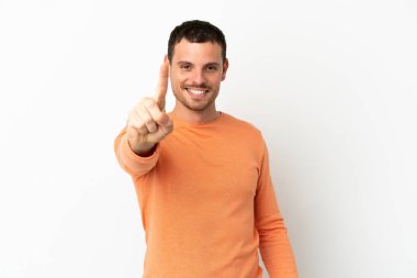 İzole edilmiş beyaz arka plan üzerinde Brezilyalı bir adam parmağını kaldırıyor ve gösteriyor.