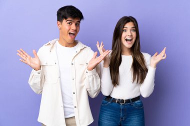 Soyutlanmış mor bir geçmişi olan genç bir çift. Şaşırmış ve şok olmuş bir yüz ifadesi var.