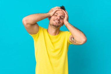 Genç beyaz yakışıklı adam mavi arka planda izole edilmiş gülüyor.