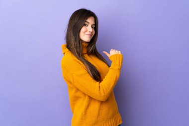 İzole edilmiş mor bir geçmişi olan Brezilyalı genç kız gururlu ve kendini beğenmiş.