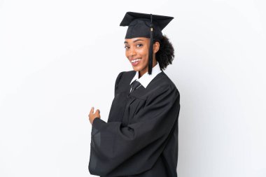 Genç üniversite mezunu Afrikalı Amerikalı bir kadın beyaz arka planda izole edilmiş.