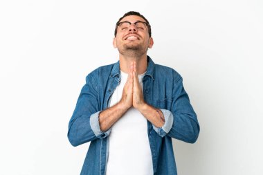 İzole edilmiş beyaz geçmişi olan Brezilyalı bir adam avuç içlerini bir arada tutuyor. İnsan bir şey ister.