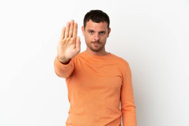 İzole edilmiş beyaz arka plan üzerinde Brezilyalı bir adam dur hareketi yapıyor