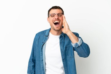 İzole edilmiş beyaz arka plan üzerinde Brezilyalı bir adam ağzı açık bağırıyor.