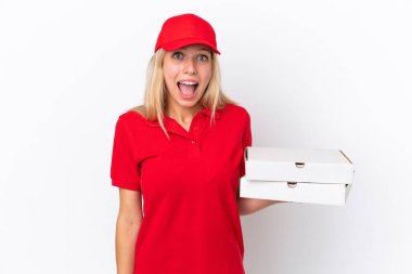 Beyaz arka planda pizza taşıyan teslimatçı kadın. Sürpriz bir yüz ifadesi var.