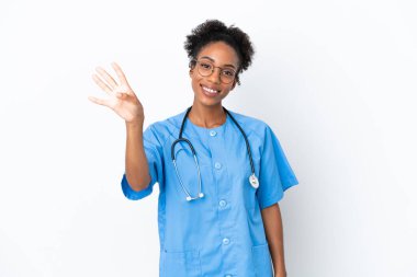 Genç cerrah Afrikalı Amerikalı kadın izole edilmiş beyaz arka planda mutlu ve parmaklarıyla dörde kadar sayıyor.