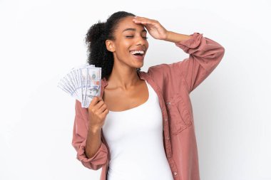 Genç Afrikalı Amerikalı kadın, beyaz arka planda izole edilmiş bir sürü para alıyor, gülümsüyor.