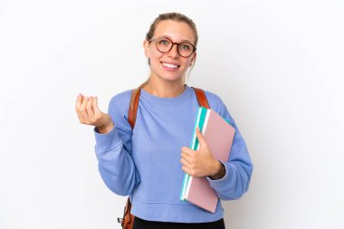 Beyaz arka planda izole genç beyaz kadın para hareketi yapıyor