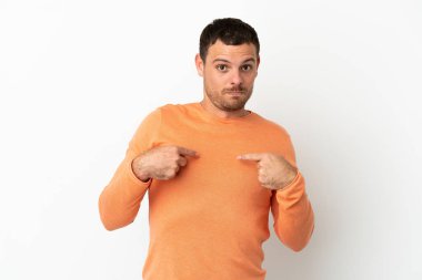 İzole edilmiş beyaz arka planı olan Brezilyalı bir adam kendini işaret ediyor.