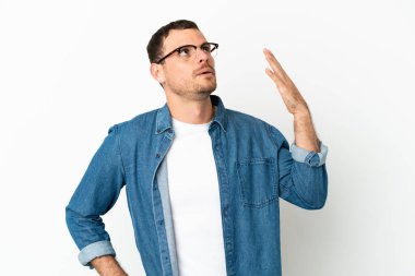 Brezilyalı adam, yorgun ve hasta bir ifadeyle izole edilmiş beyaz arka plan.