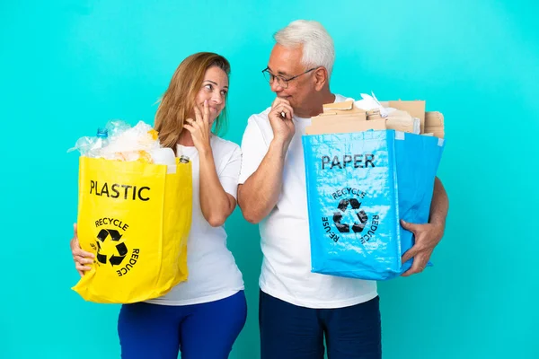 Middelbare Leeftijd Paar Met Een Recycling Zakken Vol Papier Plastic — Stockfoto