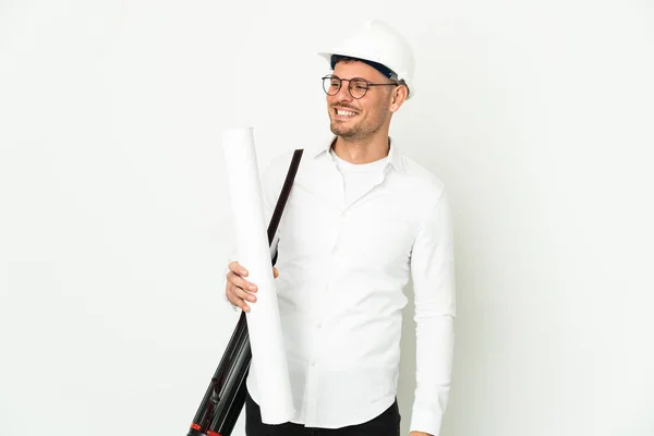 Giovane Architetto Uomo Con Casco Tenere Cianografie Isolate Sfondo Bianco — Foto Stock