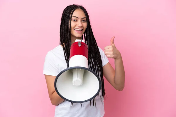 Tonårstjej Med Flätor Över Isolerad Rosa Bakgrund Håller Megafon Med — Stockfoto