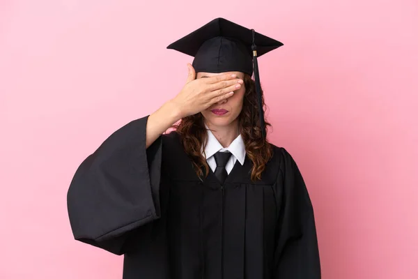 Junge Universitätsabsolventin Isoliert Auf Rosa Hintergrund Die Augen Mit Den — Stockfoto