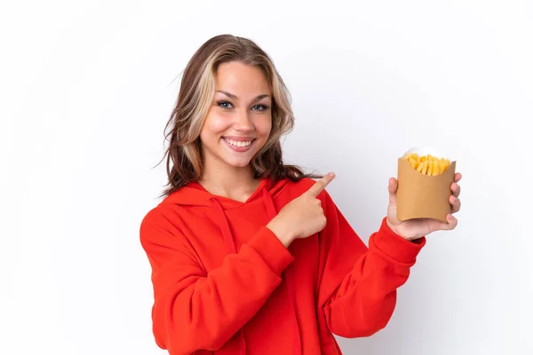 Giovane Ragazza Russa Possesso Patatine Fritte Isolato Sfondo Bianco Puntando — Foto Stock