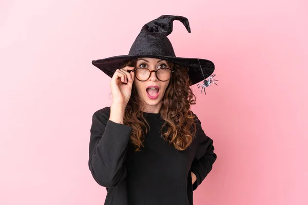 Genç Beyaz Kadın Cadılar Bayramını Kutluyor Pembe Arka Planda Gözlüklü — Stok fotoğraf