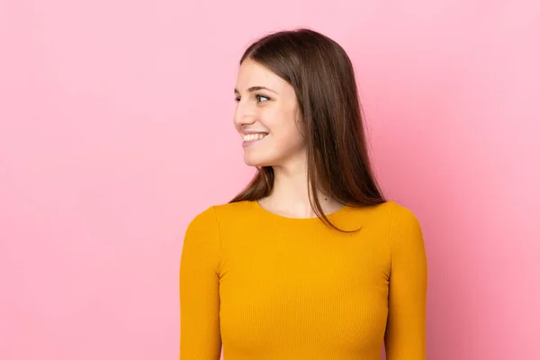 Young Caucasian Woman Isolated Pink Background Looking Side — Stock Photo, Image