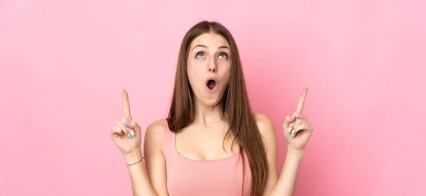 Young Caucasian Woman Isolated Pink Background Surprised Pointing — Stock Photo, Image