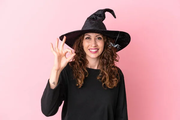 Giovane Donna Caucasica Che Celebra Halloween Isolato Sfondo Rosa Mostrando — Foto Stock