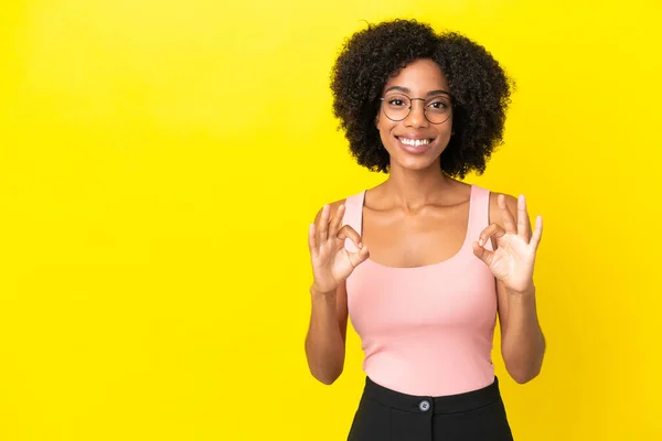 Jonge Afro Amerikaanse Vrouw Geïsoleerd Gele Achtergrond Tonen Teken Met — Stockfoto